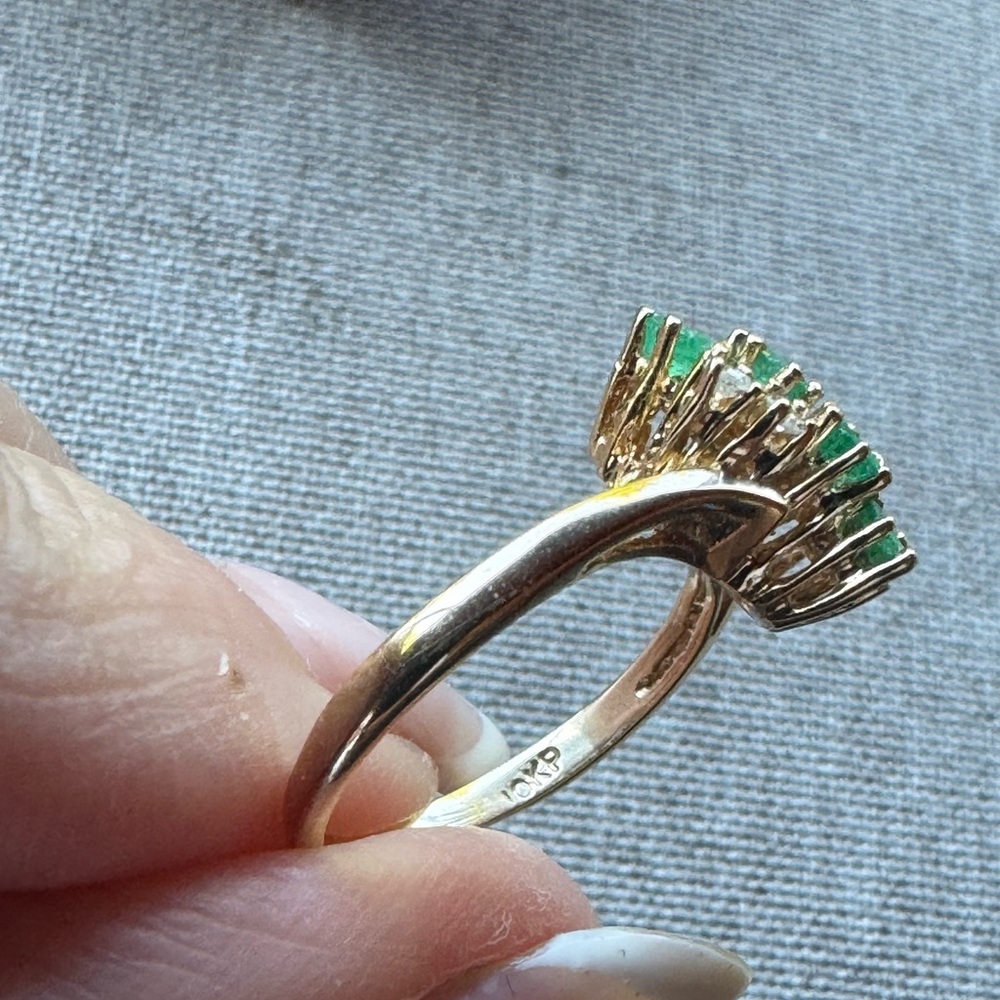 Elegant 10K Emerald Diamond Ring - Picture 6 of 7